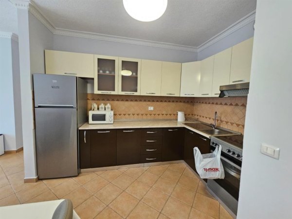 Tirane, jepet me qera apartament 2+1 Kati 4, 100 m² 700 € (Myslym Shyri)