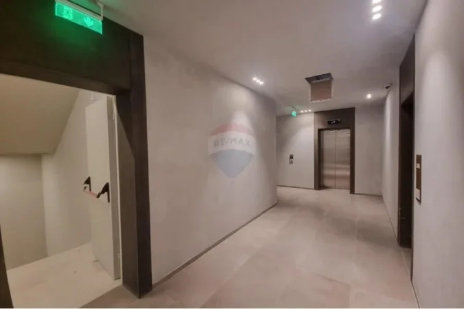 Tirane, jepet me qera ambjent biznesi Kati 8, 264 m² 48.000 € (APARTAMENT 3+1+2+PARKIM PER QIRA TE LION PARK!)