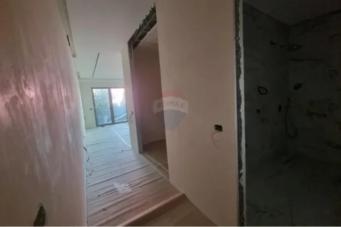 Tirane, jepet me qera ambjent biznesi Kati 8, 264 m² 48.000 € (APARTAMENT 3+1+2+PARKIM PER QIRA TE LION PARK!)