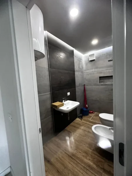 Tirane, jepet me qera apartament 2+1 Kati 7, 105 m² 800 € (Rruga Hoxha Tasim)