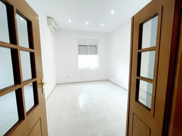 Tirane, jepet me qera apartament 3+1 Kati 5, 100 m² 620 € (Myslym Shyri)