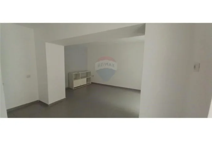 Tirane, shitet Kati 0, 36 m² 90.000 € (Dyqan ne Shitje tek Shallvaret)