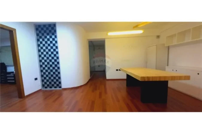 Tirane, jepet me qera zyre Kati 2, 156 m² 2.000 € (Jepet per Qira Zyre ne Bllok , Tirane !)