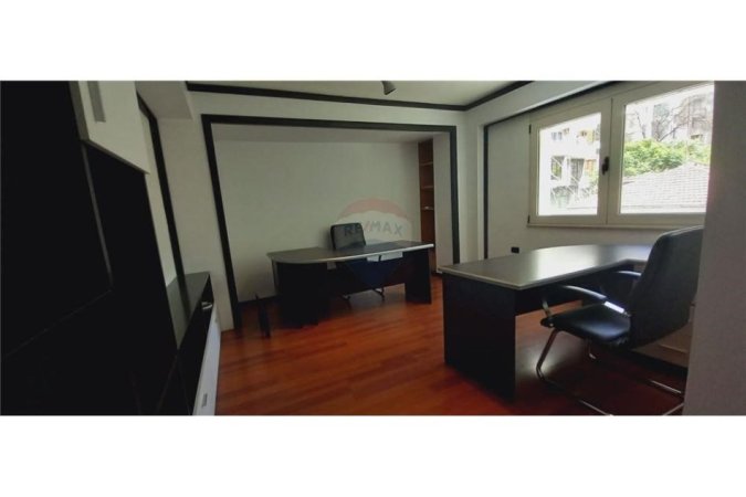 Tirane, jepet me qera zyre Kati 2, 156 m² 2.000 € (Jepet per Qira Zyre ne Bllok , Tirane !)