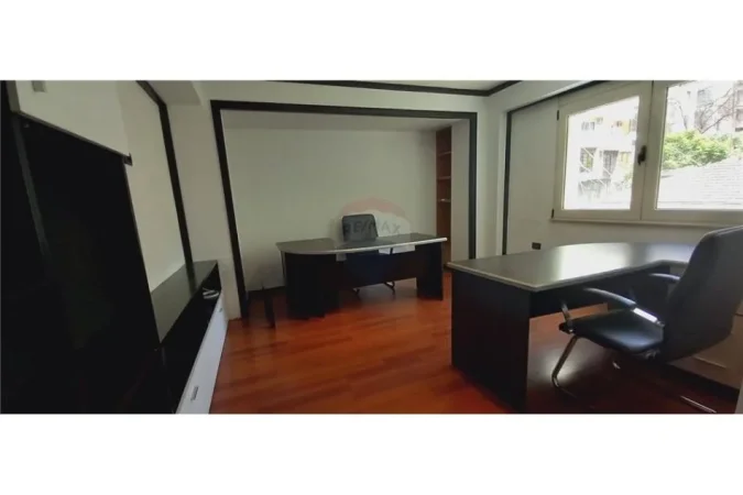 Tirane, jepet me qera zyre Kati 2, 156 m² 2.000 € (Jepet per Qira Zyre ne Bllok , Tirane !)