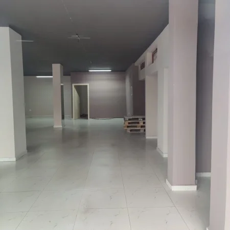 Tirane, jepet me qera ambjent biznesi Kati 0, 140 m² 1.500 € (BRRYLI)