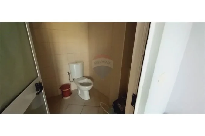 Tirane, shitet ambjent biznesi Kati 0, 82 m² 90.000 € (OKAZION ! Shitet Klinike Dentare Fresku)