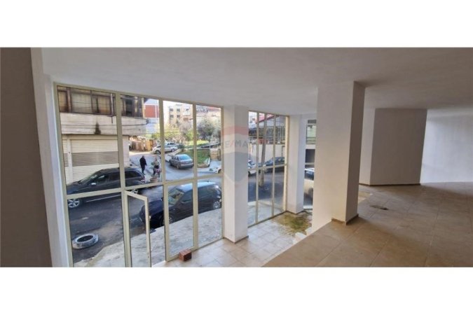 Tirane, jepet me qera ambjent biznesi Kati 0, 125 m² 800 € (Ambjent Komercial me QIRA)