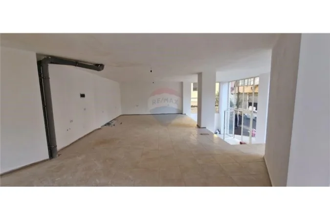 Tirane, jepet me qera ambjent biznesi Kati 0, 125 m² 800 € (Ambjent Komercial me QIRA)