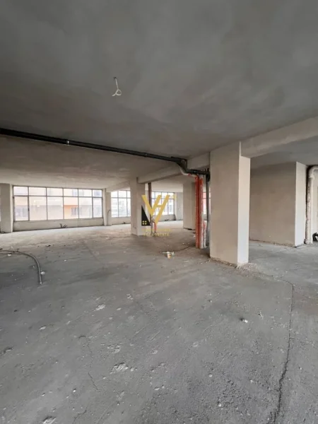 Tirane, jepet me qera ambjent biznesi Kati 2, 800 m² 3.000 € (UNAZA E RE)