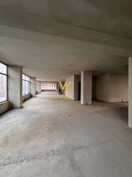 Tirane, jepet me qera ambjent biznesi Kati 2, 800 m² 3.000 € (UNAZA E RE)