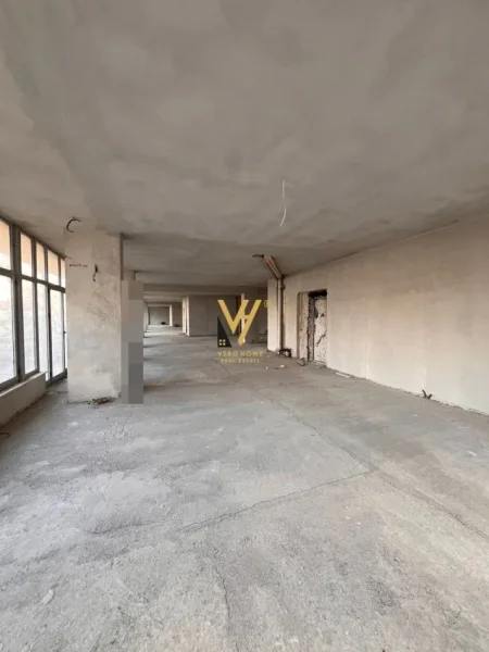 Tirane, jepet me qera ambjent biznesi Kati 2, 800 m² 3.000 € (UNAZA E RE)