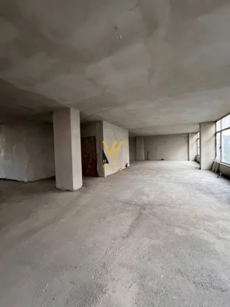 Tirane, jepet me qera ambjent biznesi Kati 2, 800 m² 3.000 € (UNAZA E RE)