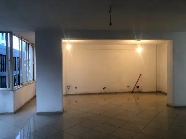 Tirane, jepet me qera ambjent biznesi Kati 1, 160 m² 400 € (Rruga Ibrahim Rugova)