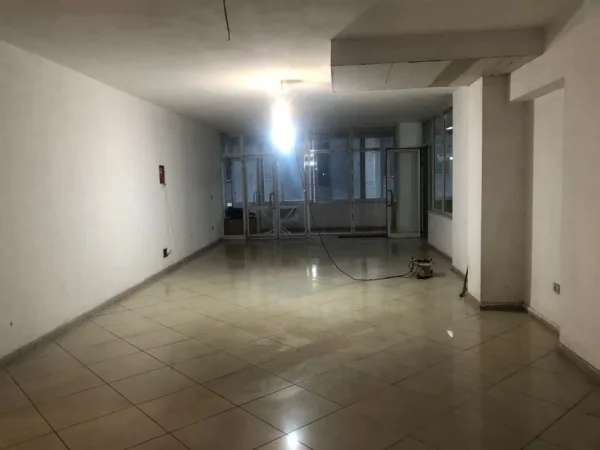 Tirane, jepet me qera ambjent biznesi Kati 1, 160 m² 400 € (Rruga Ibrahim Rugova)