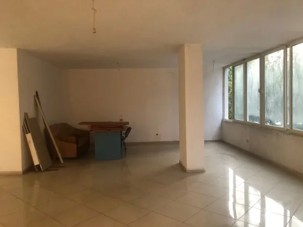 Tirane, jepet me qera ambjent biznesi Kati 1, 160 m² 400 € (Rruga Ibrahim Rugova)