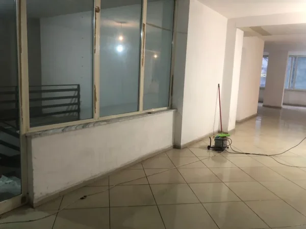 Tirane, jepet me qera ambjent biznesi Kati 1, 160 m² 400 € (Rruga Ibrahim Rugova)