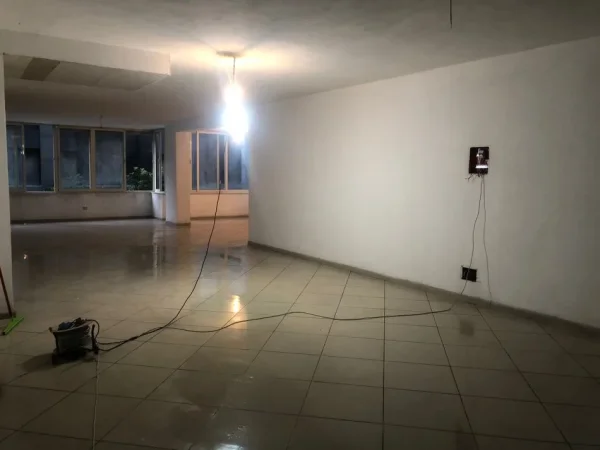 Tirane, jepet me qera ambjent biznesi Kati 1, 160 m² 400 € (Rruga Ibrahim Rugova)
