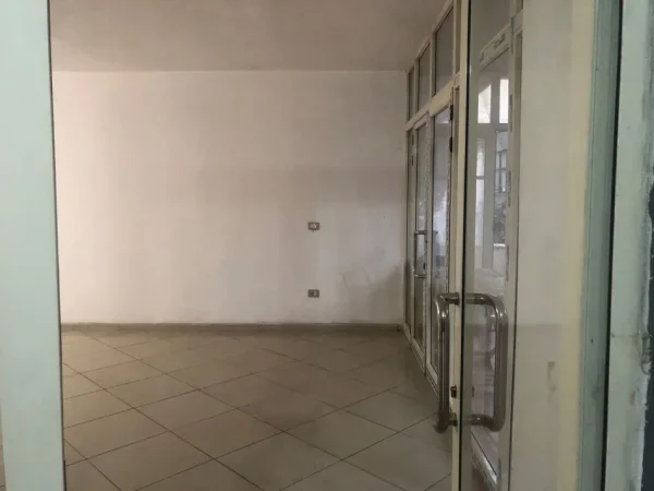 Tirane, jepet me qera ambjent biznesi Kati 1, 160 m² 400 € (Rruga Ibrahim Rugova)