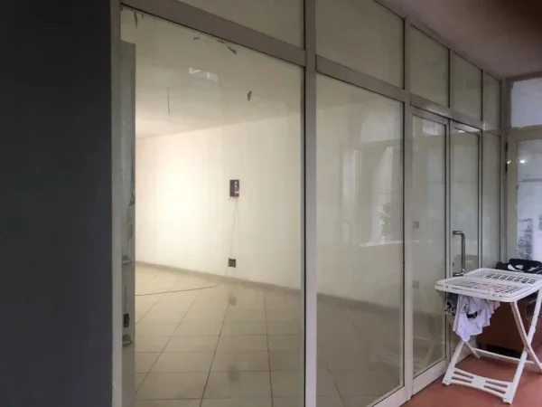 Tirane, jepet me qera ambjent biznesi Kati 1, 160 m² 400 € (Rruga Ibrahim Rugova)