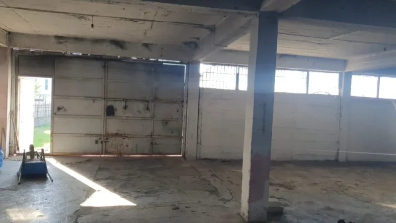 Tirane, jepet me qera magazine Kati 0, 380 m² 2.000 € (Kashar)