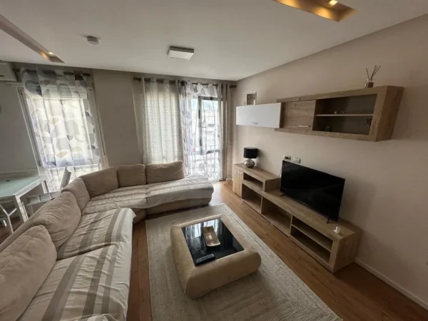 Tirane, jepet me qera apartament 2+1+Ballkon Kati 6, 113 m² 850 € (Komuna e Parisit)