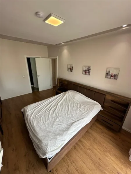 Tirane, jepet me qera apartament 2+1+Ballkon Kati 6, 113 m² 850 € (Komuna e Parisit)