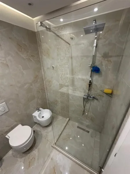 Tirane, jepet me qera apartament 2+1+Ballkon Kati 6, 113 m² 850 € (Komuna e Parisit)