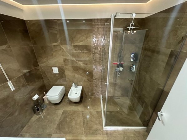 Tirane, jepet me qera apartament 2+1+Ballkon Kati 3, 120 m² 850 € (Komuna e Parisit)