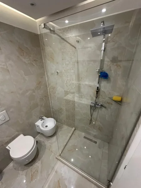 Tirane, jepet me qera apartament 2+1+Ballkon Kati 3, 120 m² 850 € (Komuna e Parisit)