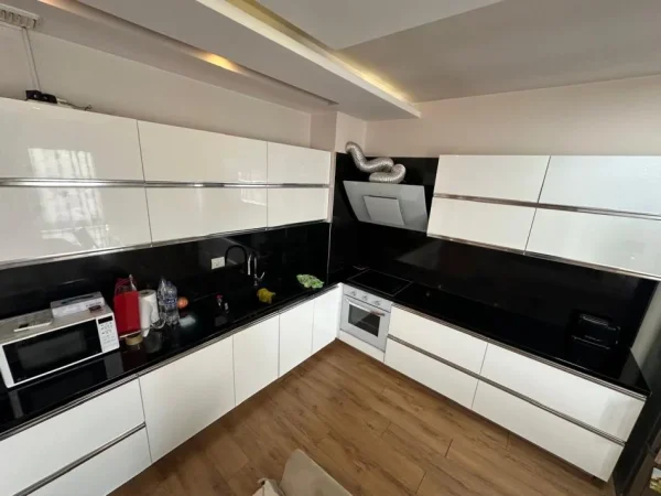 Tirane, jepet me qera apartament 2+1+Ballkon Kati 3, 120 m² 850 € (Komuna e Parisit)