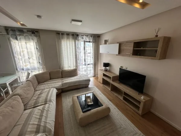 Tirane, jepet me qera apartament 2+1+Ballkon Kati 3, 120 m² 850 € (Komuna e Parisit)