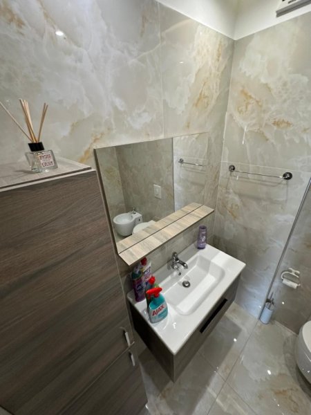 Tirane, jepet me qera apartament 2+1 Kati 4, 115 m² 870 € (Komuna Parisit)