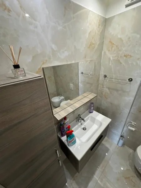 Tirane, jepet me qera apartament 2+1 Kati 4, 115 m² 870 € (Komuna Parisit)