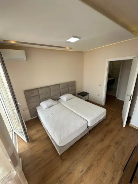 Tirane, jepet me qera apartament 2+1 Kati 4, 115 m² 870 € (Komuna Parisit)