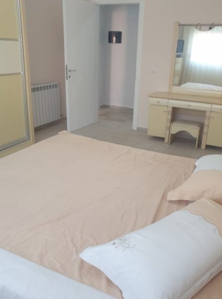 Tirane, jepet me qera apartament 2+1+Ballkon Kati 3, 115 m² 700 € (Blloku ambasadave)