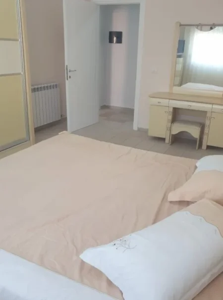 Tirane, jepet me qera apartament 2+1+Ballkon Kati 3, 115 m² 700 € (Blloku ambasadave)
