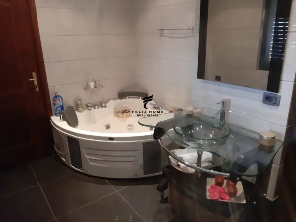 Tirane, jepet me qera apartament 3+1 Kati 6, 225 m² 900 € (21 DHJETORI)