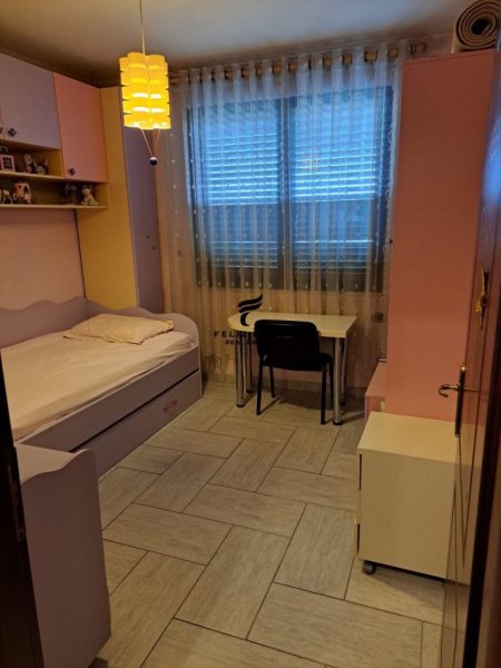 Tirane, jepet me qera apartament 3+1 Kati 6, 225 m² 900 € (21 DHJETORI)
