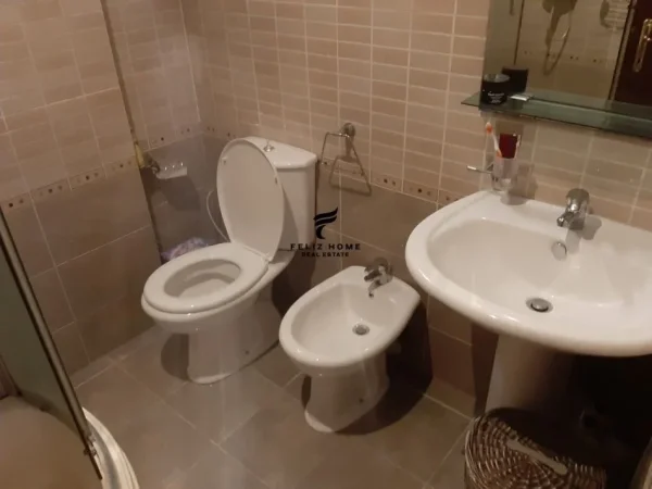 Tirane, jepet me qera apartament 3+1 Kati 6, 225 m² 900 € (21 DHJETORI)
