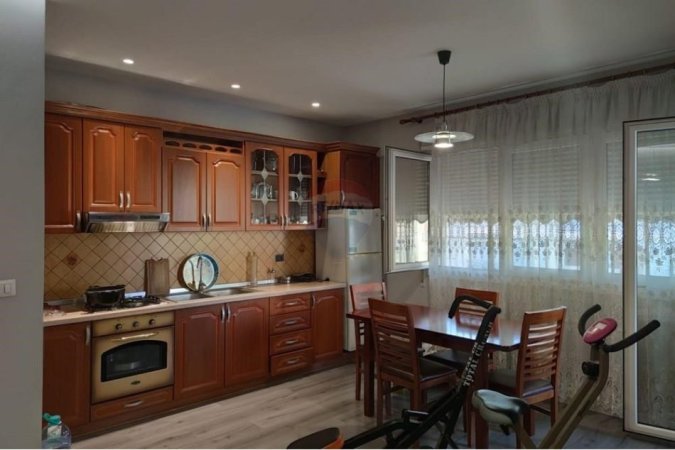 Tirane, jepet me qera 1+1 Kati 6, 70 m² 600 € (Apartament 1+1 Me Qira,Komuna e Parisit.)