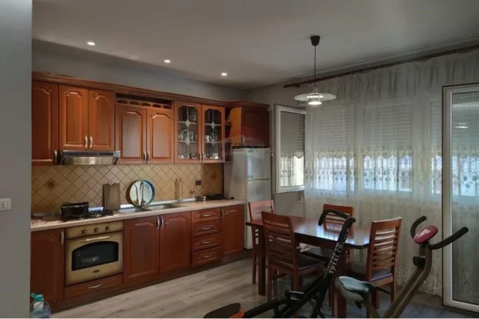 Tirane, jepet me qera 1+1 Kati 6, 70 m² 600 € (Apartament 1+1 Me Qira,Komuna e Parisit.)