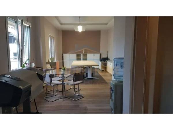 Tirane, jap me qera zyre Kati 1, 72 m² 500 € (Rruga e Bogdaneve)