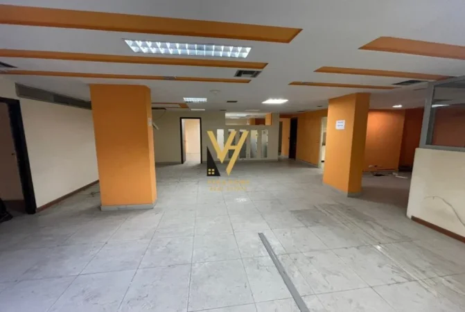 Tirane, jepet me qera ambjent biznesi Kati -1, 700 m² 5.000 € (ISH BLLOKU)