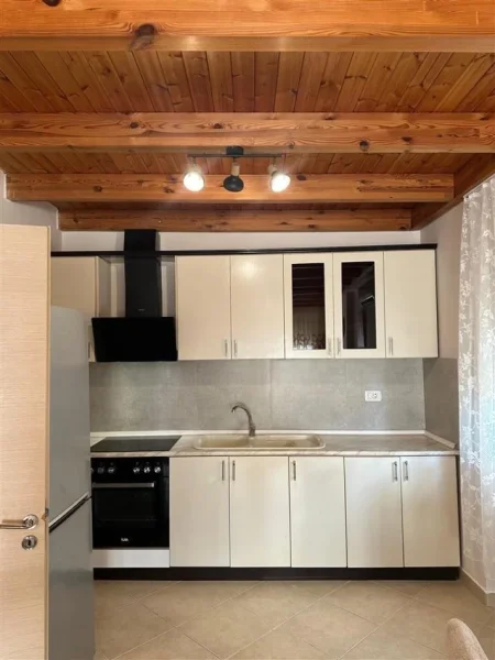 Tirane, jepet me qera apartament 2+1 Kati 6, 110 m² 480 € (FRESKU)
