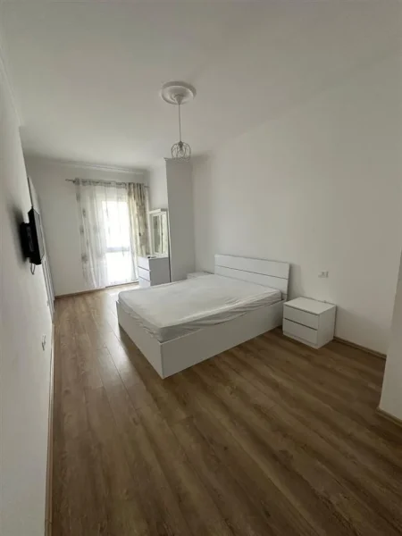 Tirane, jepet me qera apartament 2+1 Kati 4, 90 m² 800 € (komuna e parisit)