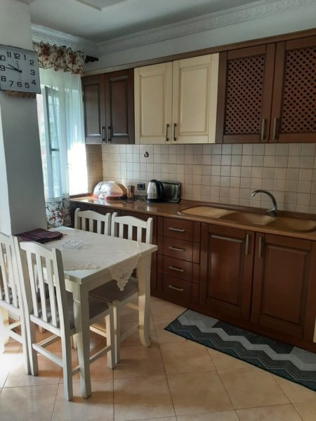 Tirane, jepet me qera apartament 2+1 Kati 1, 72 m² 500 € (BRRYLI)