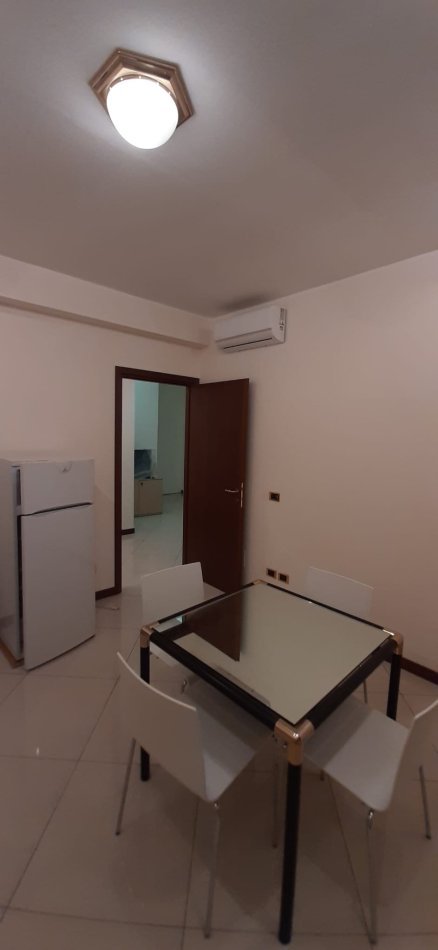 Tirane, jepet me qera apartament 1+1 Kati 2, 70 m² 450 € (Kinostudio)