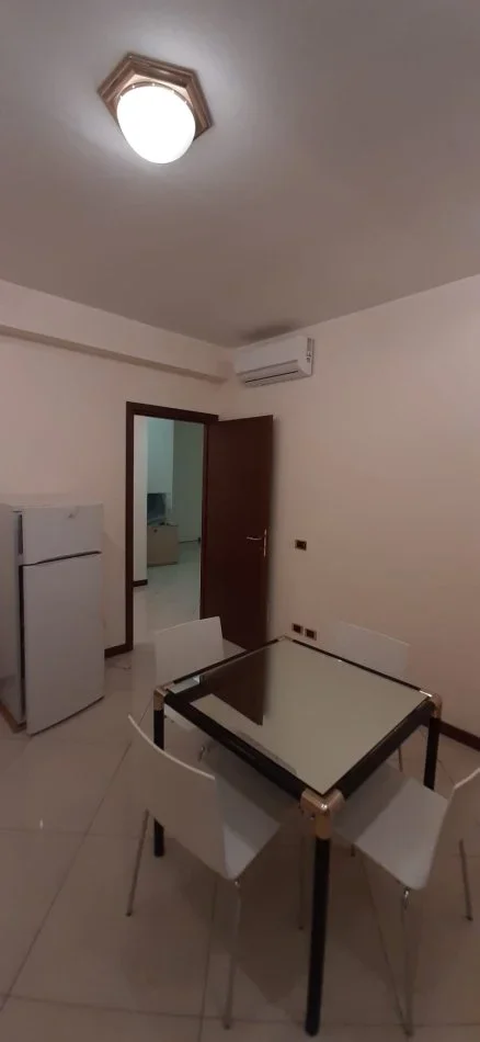 Tirane, jepet me qera apartament 1+1 Kati 2, 70 m² 450 € (Kinostudio)