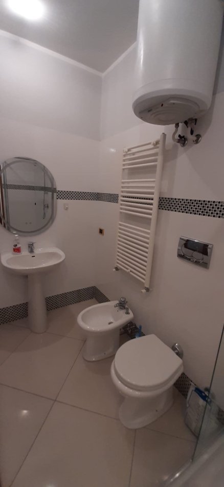 Tirane, jepet me qera apartament 1+1 Kati 2, 70 m² 450 € (Kinostudio)